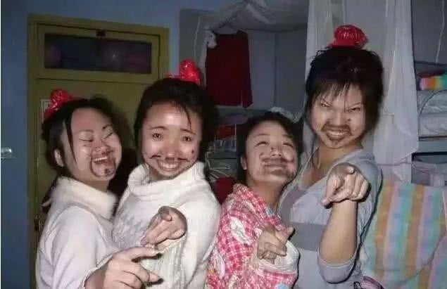 女生宿舍最雷人画面,图二有点羞羞,最后一个脏起来,男生也汗颜