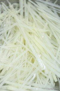 ​土豆丝怎么切（手把手教你切出粗细均匀的土豆丝）