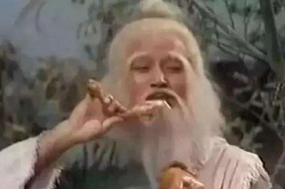 ​乔峰和洪七公差了几代：两人相差百年(都是丐帮帮主)