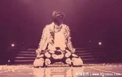 ​什么是凤凰跪，张艺兴跳凤凰舞时的跪倒动作(十分热血正能量)
