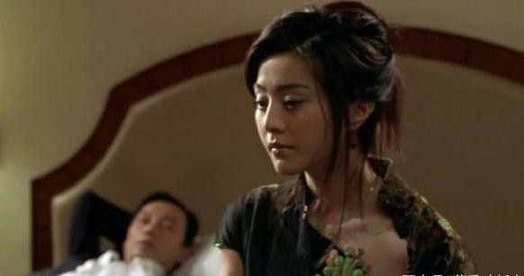 她是冯小刚最爱用的女星，多部影片“亲密合作”，感情好互称兄弟