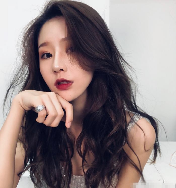 因话走红的抖音小甜甜，被爆来头不小，线下通告费最高50W