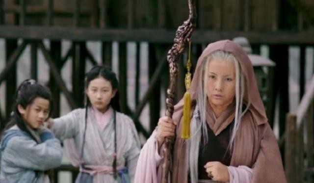 最美“蚌精”变成了“金花婆婆”，42岁的这位演员戏外更是漂亮