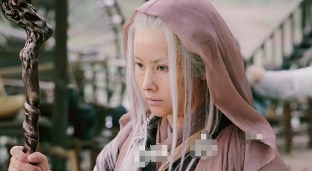 最美“蚌精”变成了“金花婆婆”，42岁的这位演员戏外更是漂亮