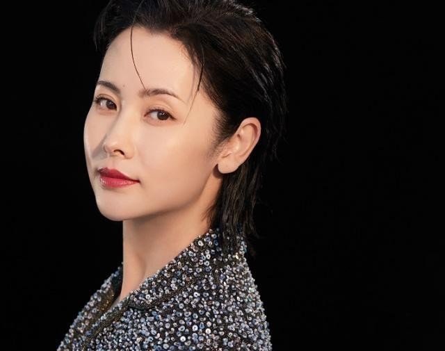 最美“蚌精”变成了“金花婆婆”，42岁的这位演员戏外更是漂亮