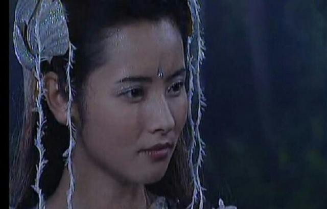 最美“蚌精”变成了“金花婆婆”，42岁的这位演员戏外更是漂亮