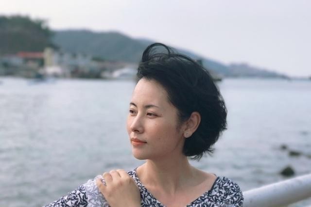 最美“蚌精”变成了“金花婆婆”，42岁的这位演员戏外更是漂亮