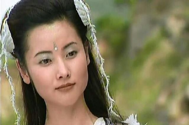 最美“蚌精”变成了“金花婆婆”，42岁的这位演员戏外更是漂亮