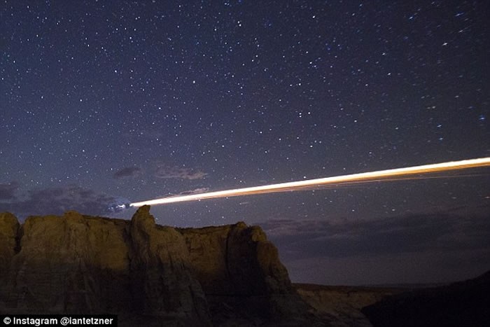 美国各地夜空同时出现UFO舰队？证实为中国长征七号火箭残骸
