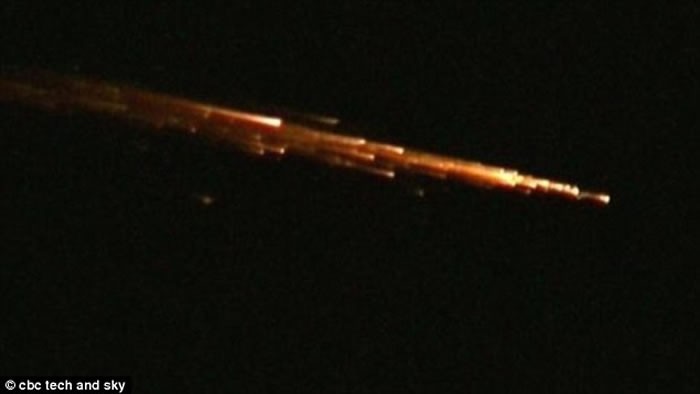 美国各地夜空同时出现UFO舰队？证实为中国长征七号火箭残骸