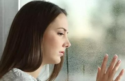 ​悬崖勒马是什么意思(悬崖勒马比喻爱情什么意思)