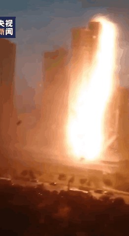 辽宁省沈阳市铁西区高压电线遭雷击 画面如同科幻大片