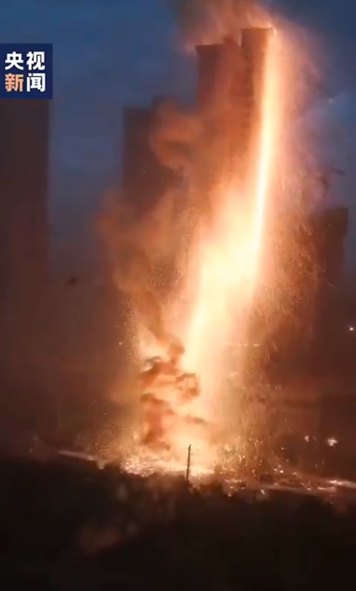 辽宁省沈阳市铁西区高压电线遭雷击 画面如同科幻大片