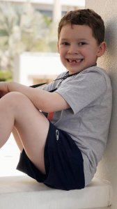 ​假笑男孩手机壁纸图源网络