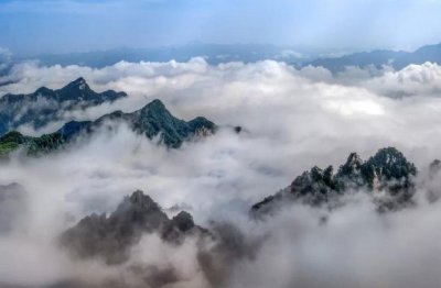 ​雾和霾的区别:成分不同(雾里有水，霾里有烟尘和盐粒)