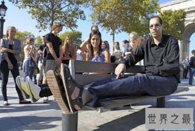​世界上最大的脚，长达0.4米(比小孩还高)