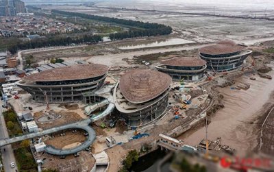 ​浙江乐清：巨型“海瓜子”扮靓海岸线