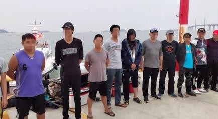 港珠澳大桥上忽然伸出几十根鱼竿,镜头一转曝光惊人一幕