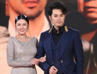 ​江嘉敏不愧被誉为“小周慧敏”，穿条纹裙优雅贵气，身材也很优越