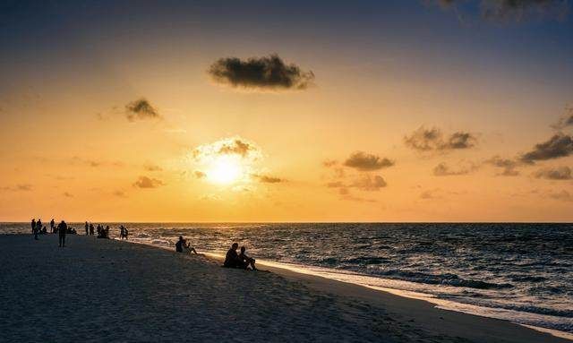 东边日出西边雨,道是无晴却有晴全诗