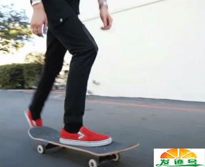 滑板初学者开始怎么练(滑板新手必学的10个动作)