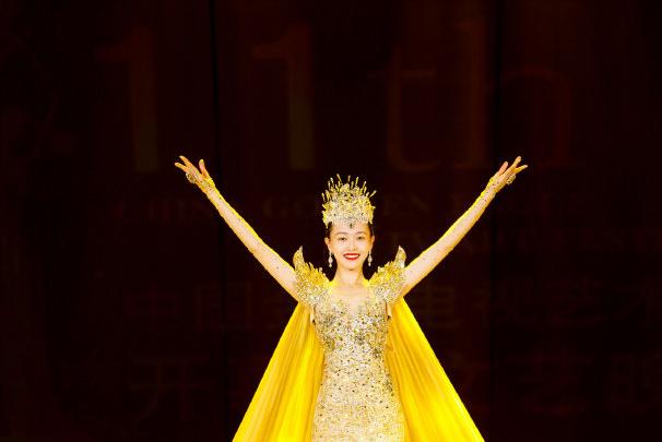 刘亦菲和赵丽颖的对比照（历届金鹰女神造型旧照）(9)