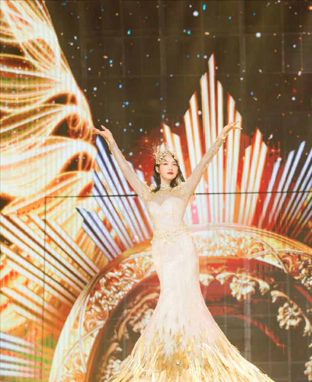 刘亦菲和赵丽颖的对比照（历届金鹰女神造型旧照）(12)