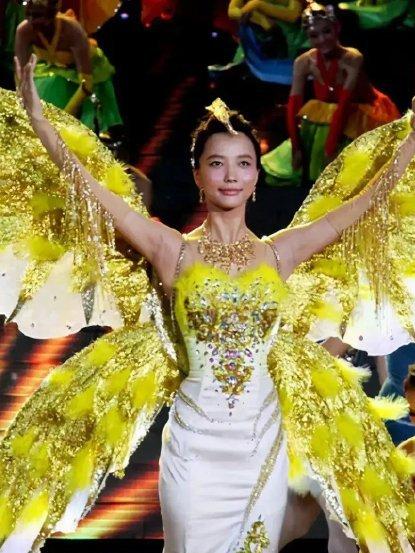 刘亦菲和赵丽颖的对比照（历届金鹰女神造型旧照）(5)