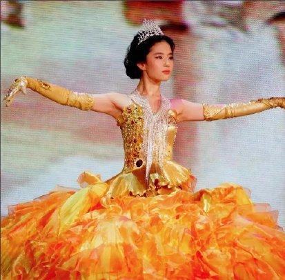 刘亦菲和赵丽颖的对比照（历届金鹰女神造型旧照）(2)