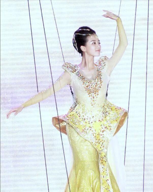 刘亦菲和赵丽颖的对比照（历届金鹰女神造型旧照）(7)