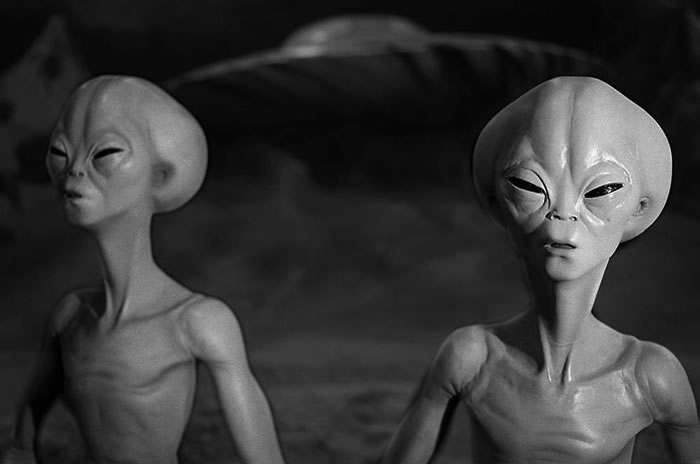 美国女子Niara Terela Isley声称被长得像爬虫类的外星人抓到月亮黑暗面基地里强暴