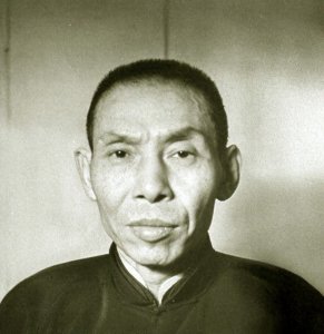 ​杜月笙爱女：在外漂泊半生，71岁回上海老宅，发现门匾中有惊喜