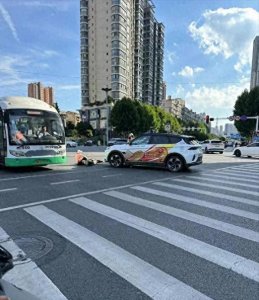 ​武汉萝卜快跑出租车撞人了，司机请愿求活路，乘客却说支持无人！