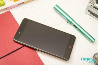 ​努比亚z17mini对比minis（小屏双摄轻旗舰）