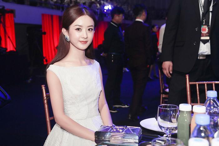 慈善芭莎夜赵丽颖和古力娜扎各捐了70万，她却不说话