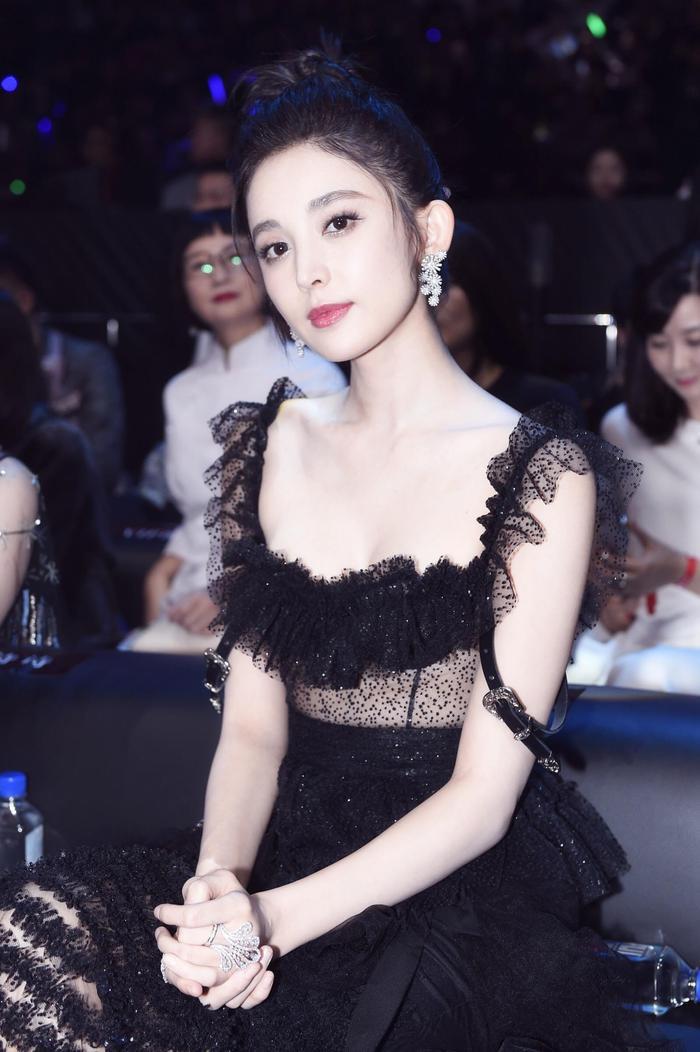 慈善芭莎夜赵丽颖和古力娜扎各捐了70万，她却不说话