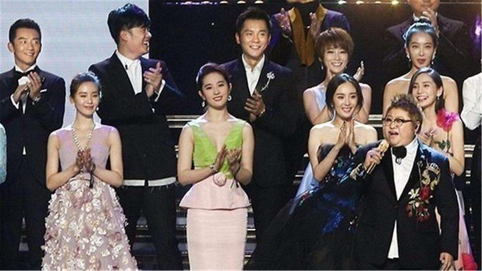 慈善芭莎夜赵丽颖和古力娜扎各捐了70万，她却不说话