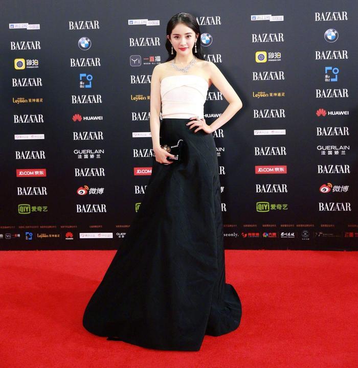 慈善芭莎夜赵丽颖和古力娜扎各捐了70万，她却不说话