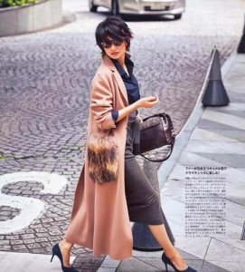 ​中长大衣配什么裙子好看(中长款大衣可以搭配长裙吗)