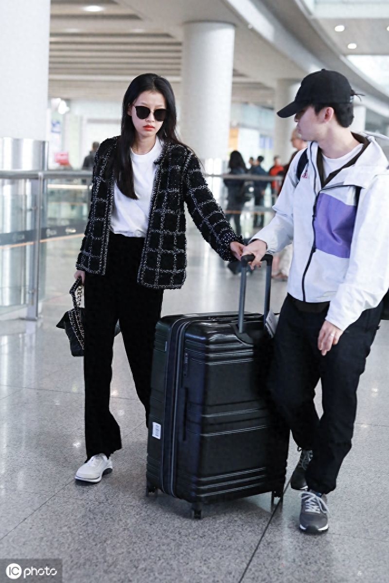 甜掉牙！董子健、孙怡夫妇甜蜜同框，二人热聊灿笑恩爱满屏