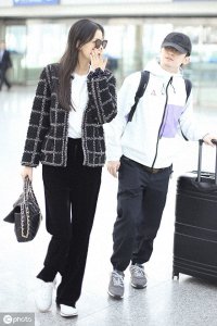 ​甜掉牙！董子健、孙怡夫妇甜蜜同框，二人热聊灿笑恩爱满屏