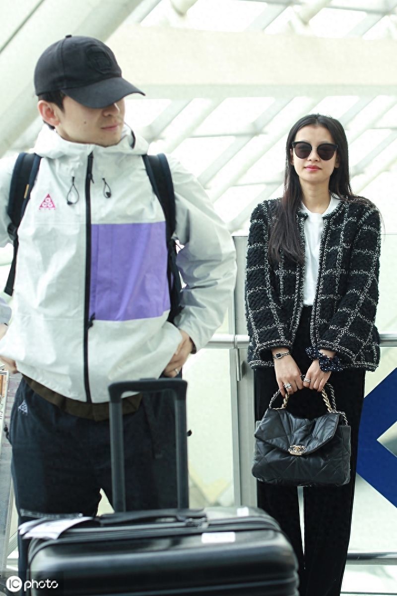 甜掉牙！董子健、孙怡夫妇甜蜜同框，二人热聊灿笑恩爱满屏