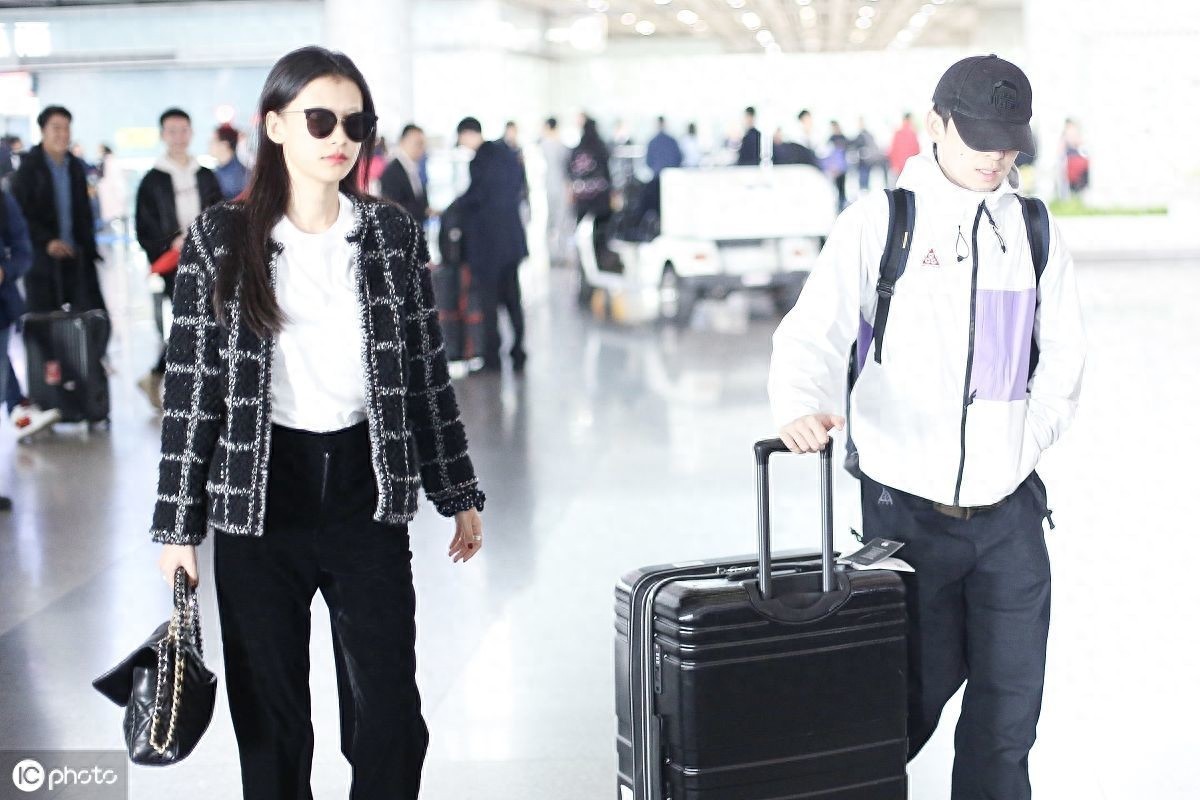 甜掉牙！董子健、孙怡夫妇甜蜜同框，二人热聊灿笑恩爱满屏