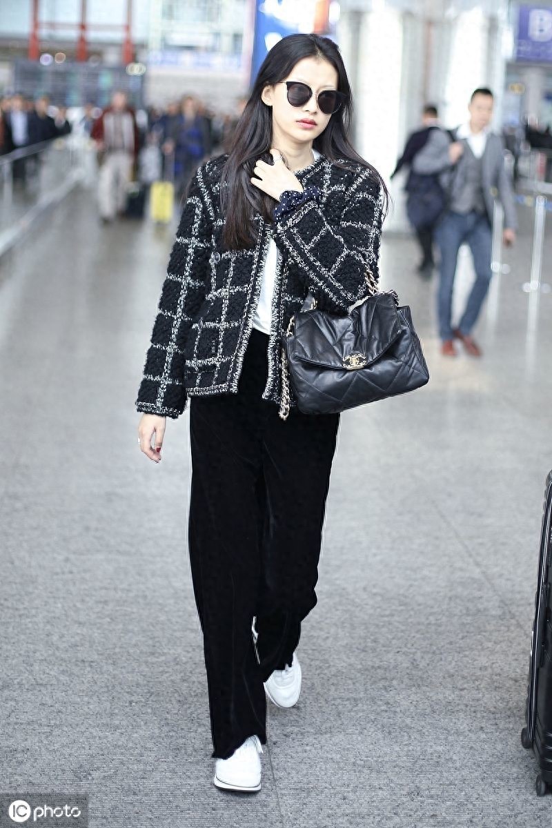 甜掉牙！董子健、孙怡夫妇甜蜜同框，二人热聊灿笑恩爱满屏