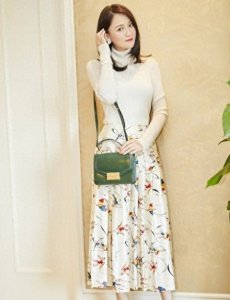 ​陈乔恩一身长裙超甜美 却被脚上的“蝎子”纹身抢镜