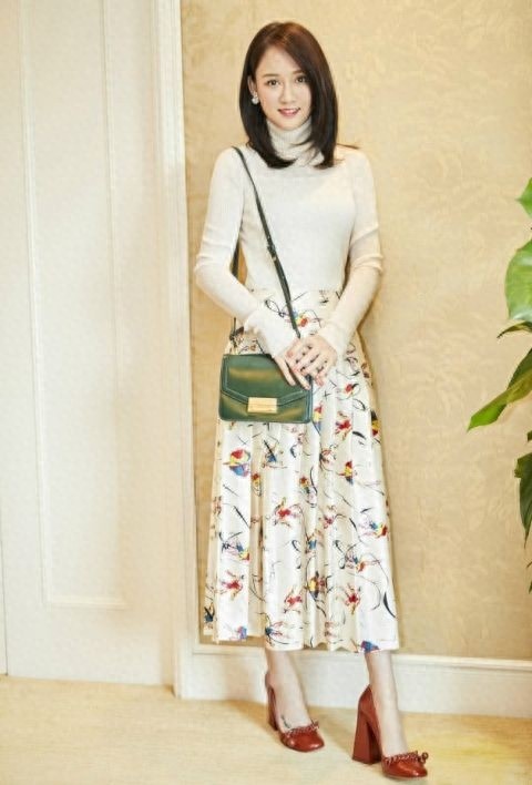 陈乔恩一身长裙超甜美 却被脚上的“蝎子”纹身抢镜