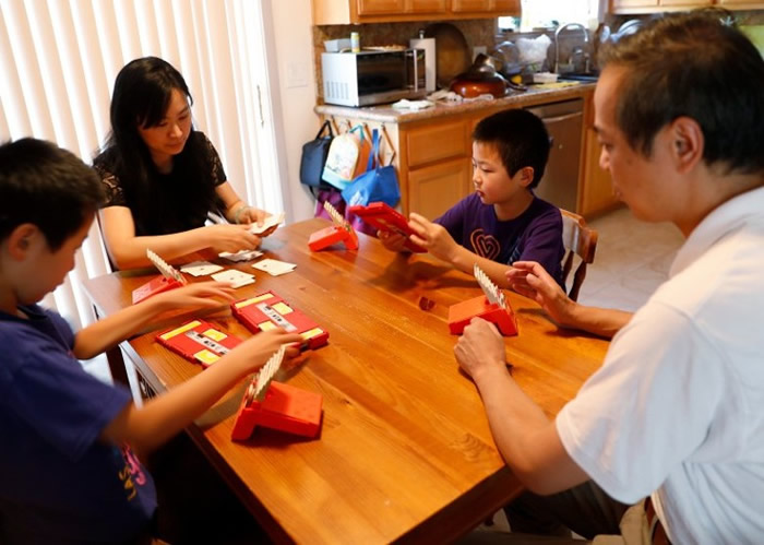 加州8岁华裔“桥牌神童”安德鲁.陈获得美国定约桥牌协会(ACBL)“终身大师”荣衔