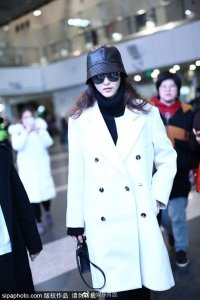 ​唐嫣最新机场私服街拍~