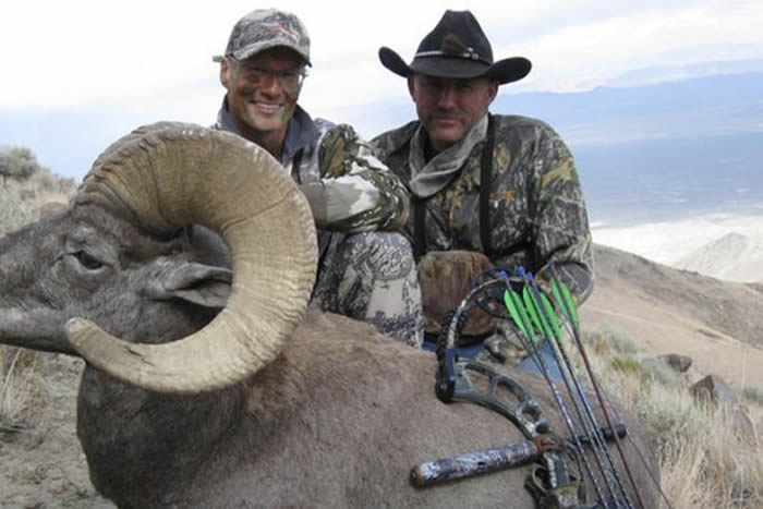 美国牙医帕尔默(Walter Palmer)赴蒙古猎杀濒危阿尔泰盘羊