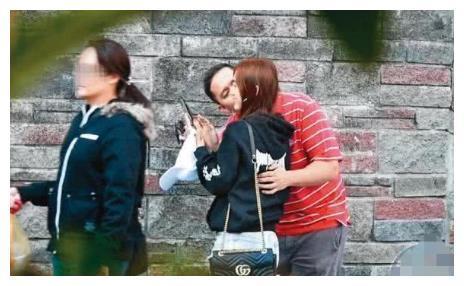 清纯女星与异性当街调情，举止亲密，男子疑似富二代